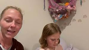 Mother Teresa (Volume 18) (Little People, BIG DREAMS, 15): Sanchez Vegara,  Maria Isabel, Rosenberg, Natascha: 9781786032300: Amazon.com: Books