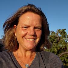 Kate Bush walking a crocodile through a parking garage. 📷 Claude Vanhey