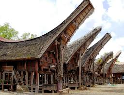 Setelah suku mandar, suku toraja juga memiliki pakaian adat yang tidak kalah cantik. 3 Nama Rumah Adat Sulawesi Selatan Dan Penjelasannya