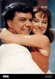Freddy Hansen (Morten Grunwald), Sonja (Essy Persson) *** Local Caption ***  1965, Sla Forst, Frede, Kaliber 7,65