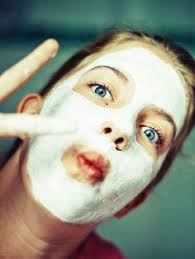 11 Gesichtsmasken Die Ihr Easy Selber Machen Konnt Masken Gegen Pickel Gesichts Masken Haare Naturlich Aufhellen