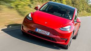 The model y long range model goes from zero to 60 mph in 4.8 seconds, and it has a top speed of 135 mph. Fahrbericht Tesla Model Y Yps Mit Gimmick Autohaus De