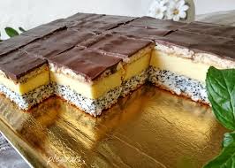Preparare prajitura cu crema de ciocolata si vanilie peste acesta asezati crema de vanilie, apoi cea de ciocolata (dupa ce au stat la frigider cel putin o ora). Prajitura Tosca Mac Cocos Crema De Vanilie Pleziruri