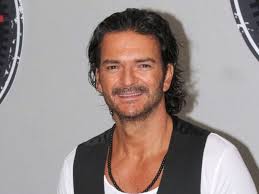 Together with more than 30 musicians from the world and from his country, ricardo arjona performs the concert that he always dreamed of and where he has never performed, from the land where he was born. Mujeres De Ricardo Arjona Sigue Cayendo En Impacto Y Gustos El Dia De Las Mujeres Somosfan Com