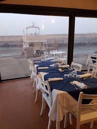 L`isola ha acque pulite e chiare in cui i visitatori nuotano dalle spiagge, dalle rocce, e per barche (disponibili per viaggi organizzati o da noleggiare al porto). Ristorante Porto Vecchio Ristorante Bar In Ventotene Con Cucina Italiana