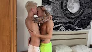 O padrasto encontrou seu enteado e seu amigo fazendo sexo apaixonado e se  juntou a eles - 276