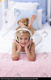 Weitere ideen zu kinder bett haus, zimmer, schlafzimmer mädchen. Lachelndes Kleines Madchen Das Im Bett Hort Musik Lizenzfreies Bild 2911663 Bildagentur Panthermedia