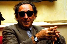 Un castillo que era un refugio y un santuario, repleto de libros, de discos, de dibujos y cuadros, de maderas. Knvslwwg6uyupm