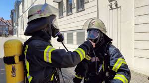 Lade feuerwehreinsatz.info und genieße die app auf deinem iphone, ipad und ipod touch. Erhitzte Batterien Sorgen Fur Mehrstundigen Feuerwehreinsatz Celler Presse Was Celle Bewegt