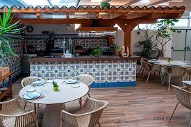 Destaca sobre todo su paella valenciana hecha en leña de naranjo, con todos los ingredientes populares: Restaurante Casa Carmela Valencia