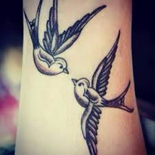 Swallow Bird Tattoo On Hand Meaning 52 Traditional Swallow Tattoo Designs And Meaning Primer Tatuaje Tatuajes De Golondrinas Tatuajes