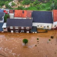 Sowas habe ich noch nicht erlebt. Unwetter Chaos In Deutschland Meterhohe Wassermassen Uberfluten Dorf Feuerwehr Rettet Frau 82 Welt