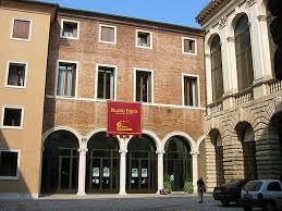 Volgens mediobanca was de bankgroep samen de 15e grootste particuliere en zakelijke bank van italië op basis van totale activa op 31 december 2016. Palazzo Thiene Di Ex Bpvi Da Magione Per Ex Usurai Residence O Albergo