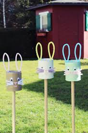 Ein paar gartenstecker in form von osterhasen und osterkücken verbreiten positive energie in ihrem außenbereich! Diy Einfache Osterdeko Hasenstecker Aus Konservendosen