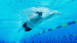 L' allenamento di nuoto in piscina comporta notevoli benefici. 10 Allenamenti Da Fare In Piscina In 30 Minuti 5 Per Esperti E 5 Per Principianti