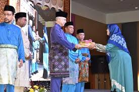 Pilih satu link dari 15 daftar dibawah untuk streaming video klip mp4 di download. Dymm Sultan Nazrin Muizzuddin Shah Berkenan Sampaikan Hadiah Tilawah Al Quran 23 Februari 2018