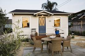 Stylish Cottage Retreat By The Sea In Carpinteria Carpinteria Beach Cottage Decor Beach Cottage Kitchens Beach Cottage Rentals