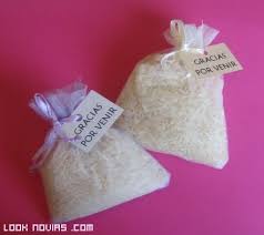 Pomperos de jabón novios crea un ambiente romantico con estos originales y bonitos pomperos para bodas y eventos con las burbujas. Bolsitas De Colores Para El Arroz Look Novias