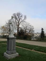 Aliénor derome recommends jardin botanique de la perrine. Statue De Psyche Aux Jardins De La Perrine Laval Statues Laval Mayenne Pays De La Loire Routard Com