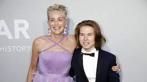 Als ehemaliges fotomodell für eileen ford, clairol, revlon u.a. Superselten Sharon Stone Mit Sohn Roan Auf Dem Red Carpet Promiflash De