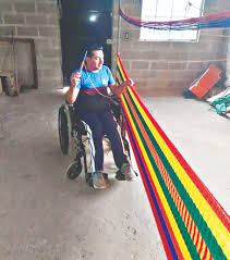 Entre hilos de colores, el salvadoreño Enoc Misael teje sus días