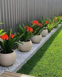 Di kanan dan kiri jalan tersebut terlihat dua halaman dengan desain taman yang sama dan indah. Dekorasi Pokok Hiasan Posts Facebook