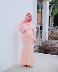 12 feb 2019 tapi sudah banyak sekali model model baju hijab yang cantik dan kekinian salah satunya outfit untuk kondangan para. 10 Rekomendasi Model Baju Pesta Untuk Ibu Hamil Popmama Com