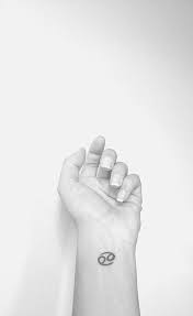 They are very emotional people but it can change according to gender. Image Result For Tiny Zodiac Tattoos Cancer Tatuaje Signo Cancer Tatuaje Signo Cancer