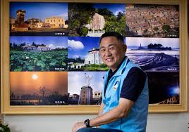 Born 26 june 1972) is a kinmenese politician. é‡'é–€ç¸£é•·æ¥ŠéŽ®æµ¯ é ç§»æ°'é‚„ä¸å¤  ç•™äºº æ‰æ˜¯çœŸæœ¬äº‹ é«˜å®œå‡¡ é è¦‹é›œèªŒ
