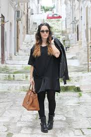 Abiti in pizzo commenti vestiti attillati commenti vestiti anni 50 commenti abiti bohemia commenti abiti estivi commenti. Un Vestito Nero Semplice Ma Particolare E Biker Boots Vestito Nero Vestiti Stile Di Moda