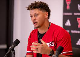 Xem Patrick Mahomes trở lại Texas Tech để thảo luận về adidas, NIL