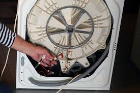 Dévissez les vis du panneau latéral et retirez le panneau latéral. Panne Du Tambour De Machine A Laver Causes Solutions Mesdepanneurs Fr