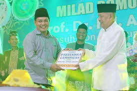Milad Ke 72 Kiai Ghofur Dapat Kado Ribuan Semen Dari Santri Alumni