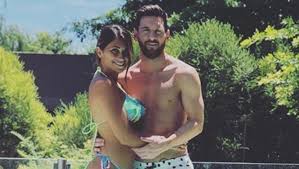 Roberto lópez es el encargado de completar los diseños en el cuerpo de messi. Messi Estrena Nuevo Tatuaje