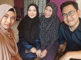 Seperti biasa, gelagatnya yang sering mencuit hati peminat membuatkan dia kini menjadi salah seorang pelakon kegemaran ramai malah elly mazlein kini selalu meraih. Gambar Ingat Lagi Tak Drama Elly Epit Hadi Dayana Akhirnya Ikat Tali Pertunangan Sungguh Tak Sangka Soya Lemon