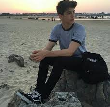 Saat saya stres dan terlalu banyak ngemil membuat wajah muncul banyak jerawat. 78 Ide Manurios Fotografi Fotografi Remaja Selebritas