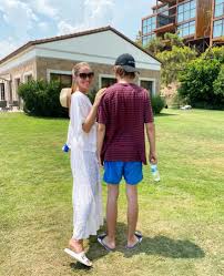 «первая симпатия возникла на телевизионной площадке, — поделилась катя осадчая. Katya Osadchaya Opublikovala Takoe Redkoe Foto So Starshim Synom Kak Vyglyadit 18 Letnij Ilya