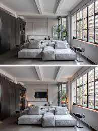 In Diesem Wohnzimmer Gibt Es Zwei Sofas Rucken An Rucken Einer Mit Blick Auf Das Versteckte Fernsehen Und Die Andere Mit Blick A Wohnung Interieur Home Design