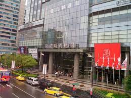 北京是中华人民共和国的首都，又是中国全国的政治，经济和文化中心。 城市的面积在1，70万平方公里，人口约 广场的面积为44万平方米，可以容纳100万人举行群众活动。 天安门也是当今世界上最大的城中广场。 广场的中央是人民英雄纪念碑。 äº¬ç«™æ™‚å°šå»£å ´ å°ç£æ—…éŠæ™¯é»žè¡Œç¨‹