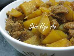Kalau di dekat rumahmu belum ada yang menjualnya, saatnya coba membuatnya sendiri, nih. Kentang Ayam Kecap Shinhyoae