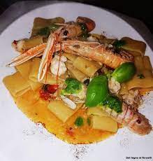 Per sei mesi l'anno vivo dentro una cucina professionale, per i rimanenti sei cucino per i miei amici a casa mia. Calamarata Con Scampi E Canocchie