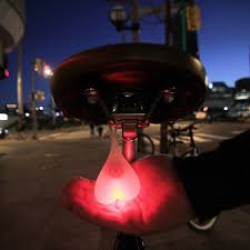 Die Rot Leuchtende Led Fahrradbeleuchtung Fur Manner Bike Balls Ist Ein Nutzliches Accessoire Im Mannliche Fahrrad Licht Fahrradbeleuchtung Fahrrad Rucklicht