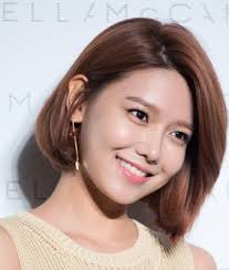 Pilihlah model rambut pendek wanita sepanjang bahu jangan sampai terlalu pendek, karena model yang terlalu pendek akan membuat wajah terlihat lebar dan bulat. Gaya Rambut Pendek Wanita Korea Terbaru