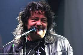 Leo iorga suferea de cancer de mai mulţi ani şi a fost operat mai întâi pentru extirparea unei tumori cerebrale, apoi pentru eliminarea unei tumori canceroase la plămâni. Fostul Solist Vocal Al Formatiei Compact Leo Iorga A Murit