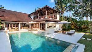 Bangunlah di tanah lapang dan jarang pepohonan, kamu dan pasangan akan bisa melihat bintang. Villa Candi Kecil Empat 4 Bedroom Villa In Ubud Book Direct
