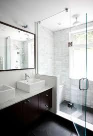 Kleines Badezimmer Weisse Badfliesen Duschkabine Glas Begehbare Dusche Badezimmer Mit Dusche Badezimmerideen