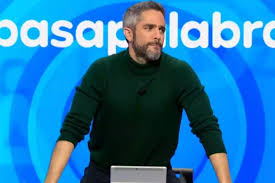 Roberto Leal se descuida y una cámara de 'Pasapalabra' caza su faceta más  desconocida