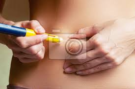 Im jahr 1970 war dagegen eine frau beim ersten kind im früheren bundes­gebiet etwa 24 jahre alt und in der ehemaligen ddr sogar erst 22 jahre alt. Eine Frau Spritzt Hormone In Den Magen Mit Einer Spritze Mit Fototapete Fototapeten Besamung Medicals Befruchtung Myloview De