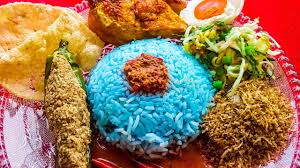 Nasi kerabu merupakan makanan tradisional yang berasal daripada pantai timur iaitu kelantan darul naim. Rasa Sedap Sampai Termimpi Mimpi Resepi Nasi Kerabu Golok Youtube