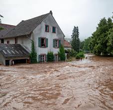 Sie fuhr durchs dorf und warnte vor hochwasser. Avvbo9oegan71m